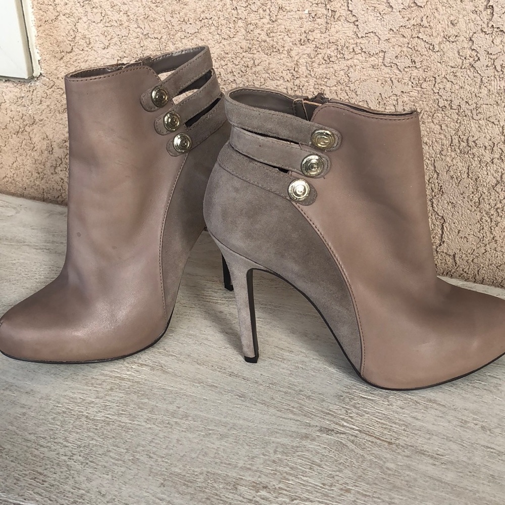 Guess stilettos w decorative buckles